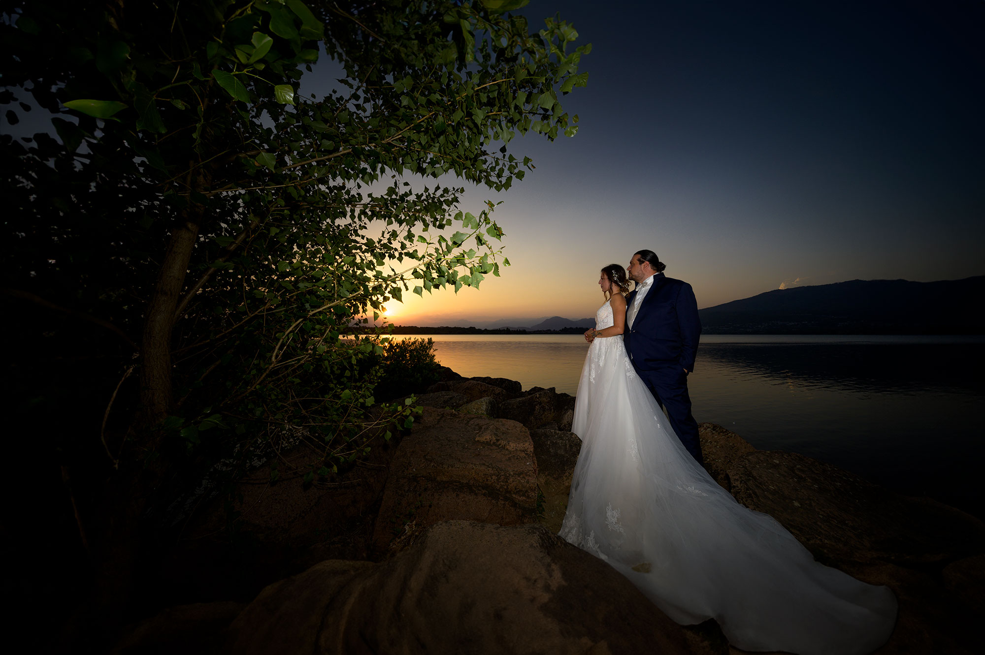 fotografia sposi al tramonto al lago di varese