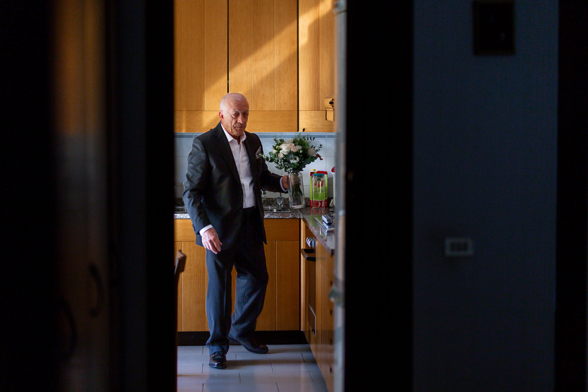 Fotografo-matrimonio-varese_00003 il reportage di matrimonio è anche questo. Il papà con il bouquet della figlia