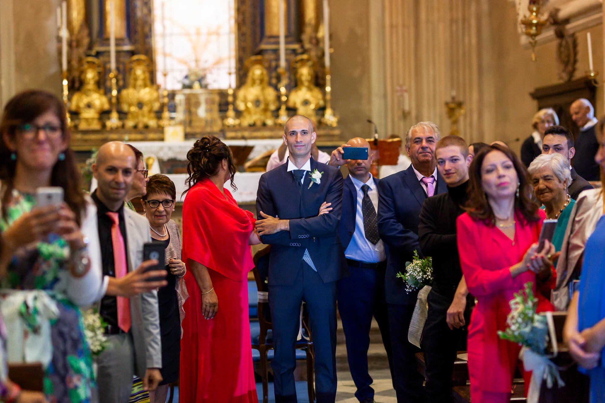 Fotografo-matrimonio-varese_00004 pochi attimi prima dell'ingresso della sposa in chiesa. La tensione, l'emozione e la voglia di vedere la sposa