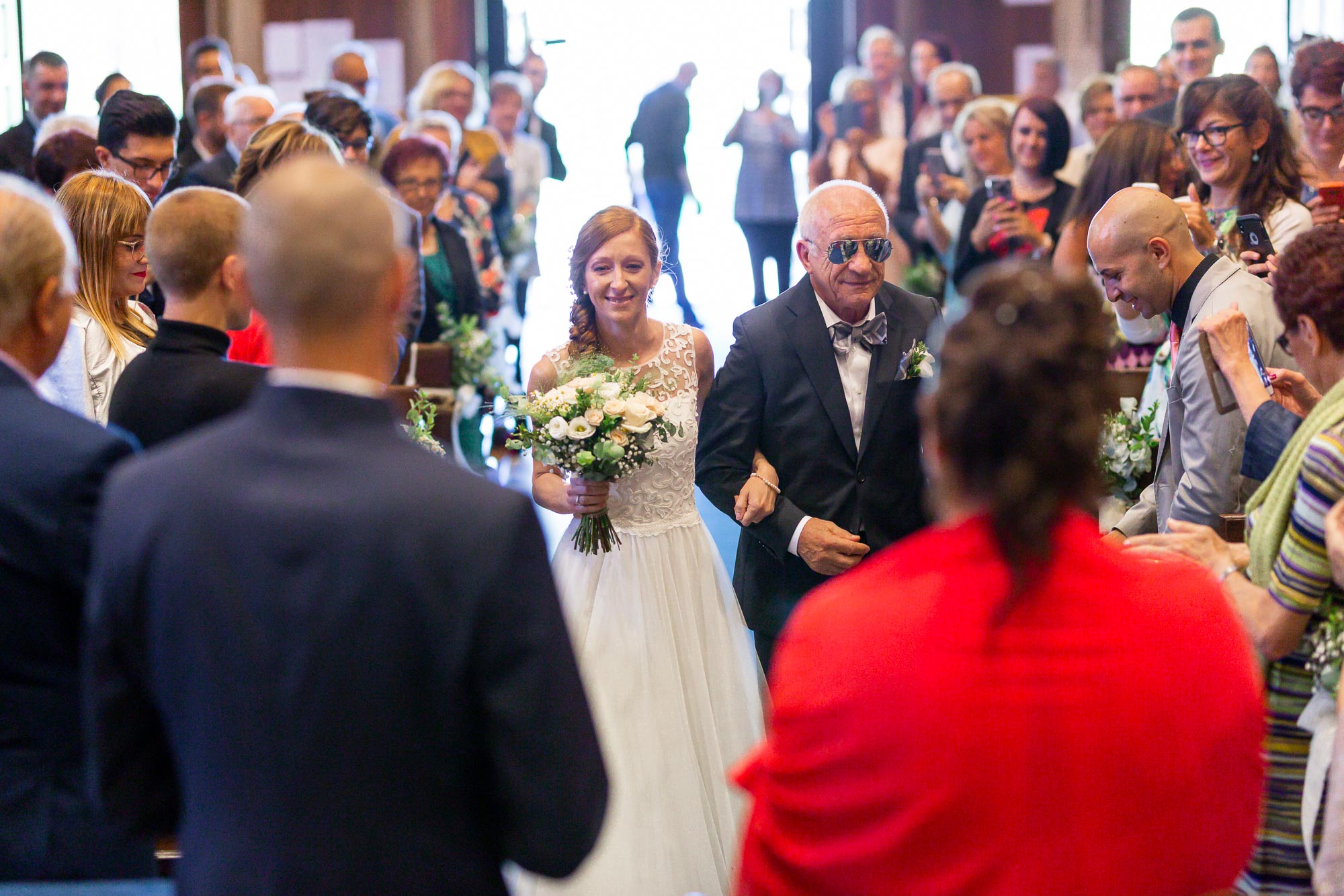 Fotografo-matrimonio-varese_00005 una piccola folla accompagna l'ingresso della sposa