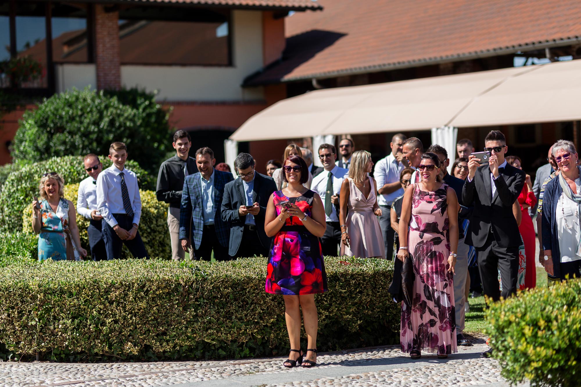 Fotografo-matrimonio-varese_00009 l'arrivo degli sposi in location e gli ospiti pronti alle foto! reportage di matrimonio