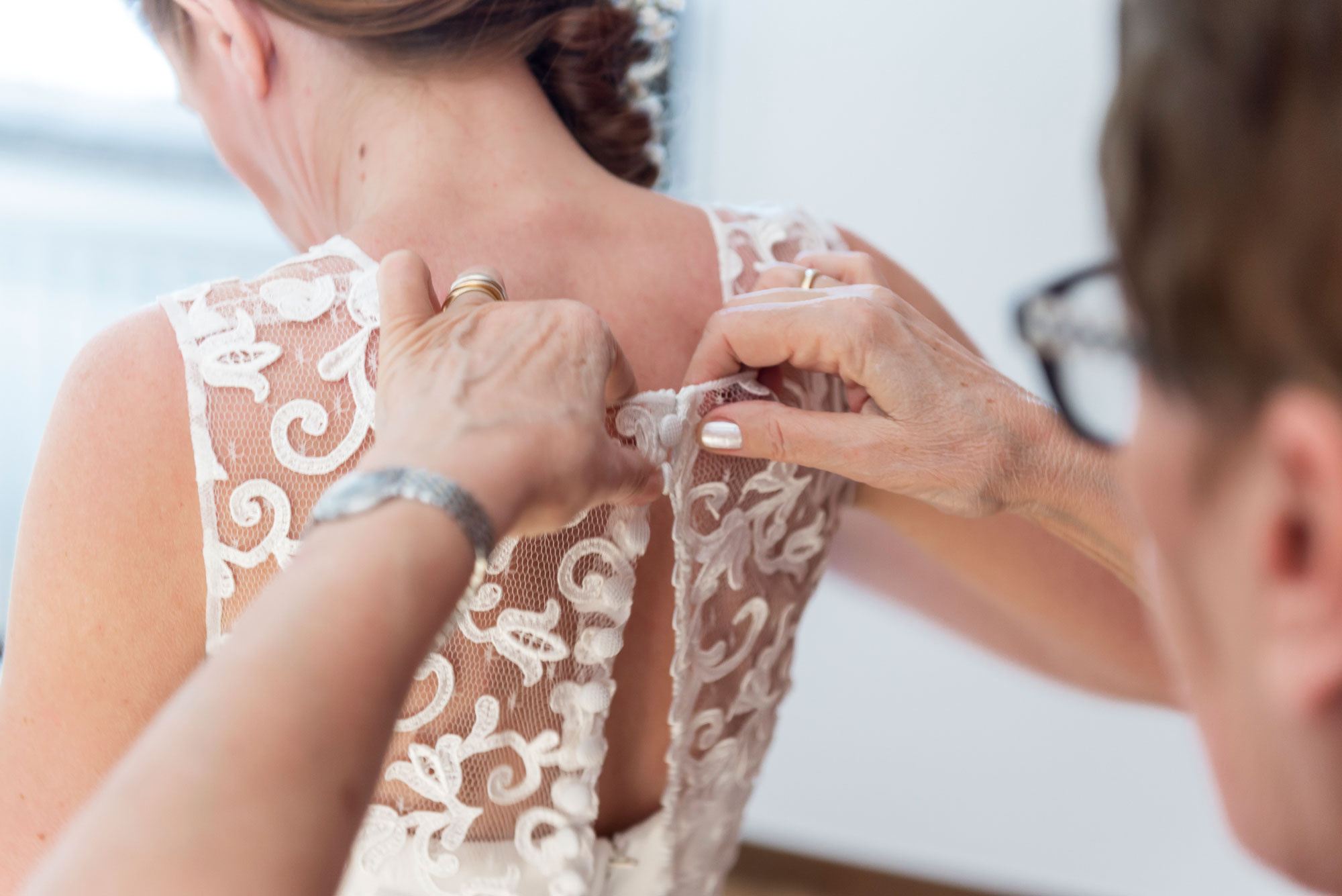 Fotografo-matrimonio-varese_00024 reportage di matrimonio: la chiusura dell'abito della sposa