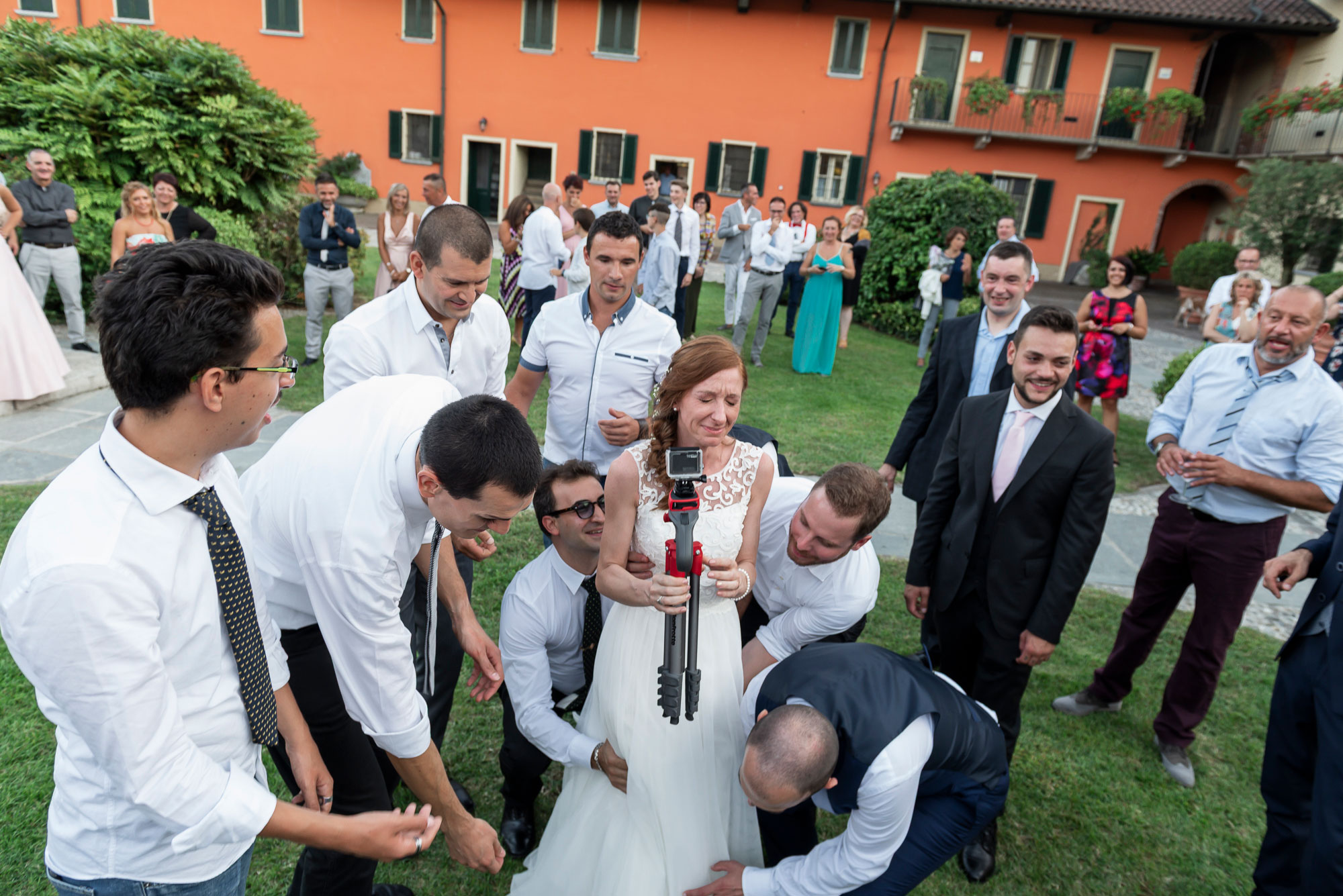 Fotografo-matrimonio-varese_00040 reportage matrimonio varese, milano: la sposa e gli amici