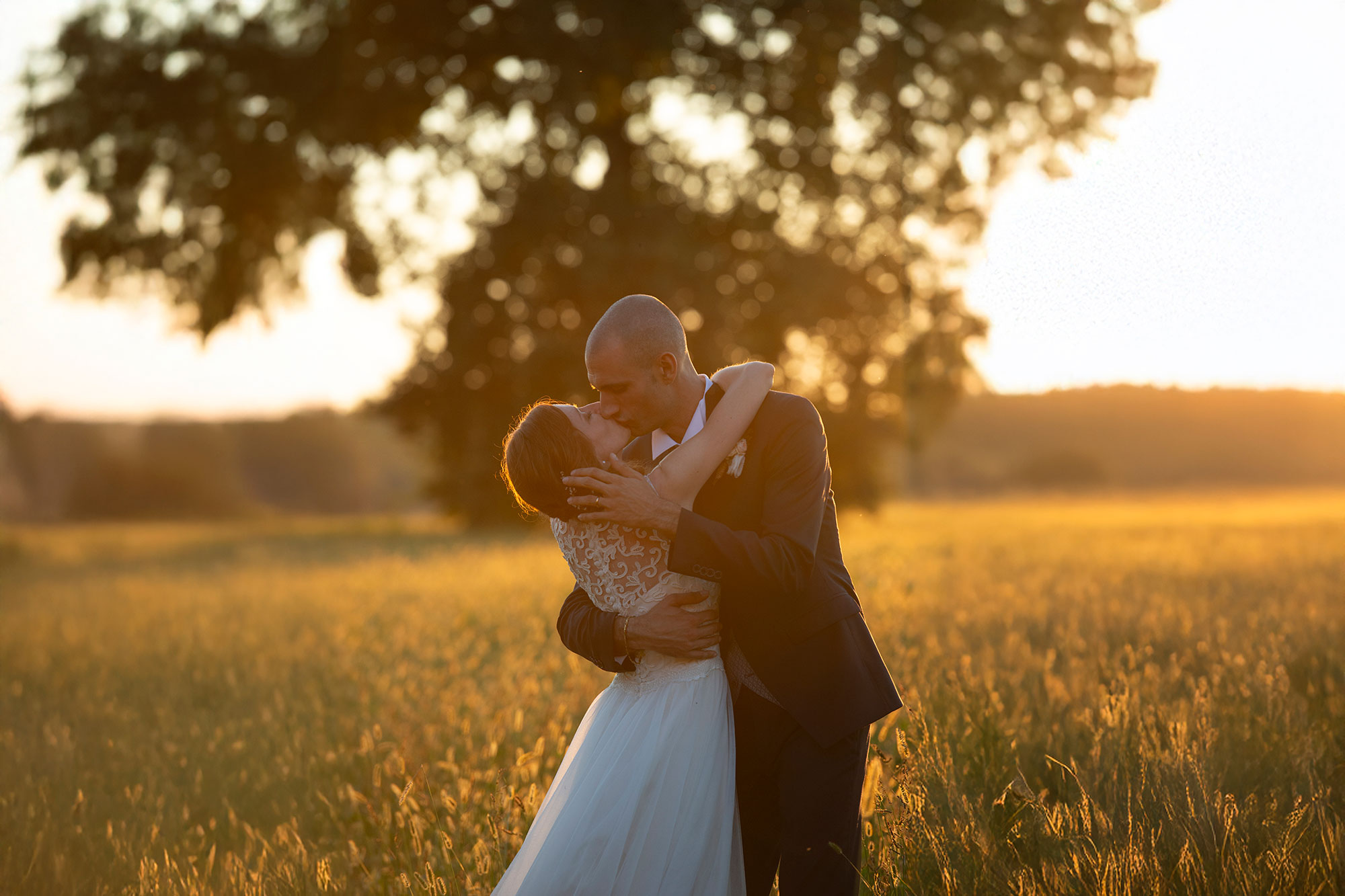 Fotografo-matrimonio-varese_00046 fotografo matrimonio varese : foto sposi baciati dal sole del tramonto