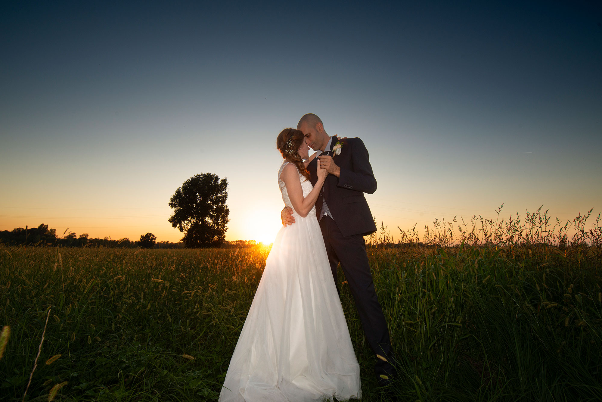 Fotografo-matrimonio-varese_00050 Servizio fotografico matrimonio Varese: scatto artistico della coppia