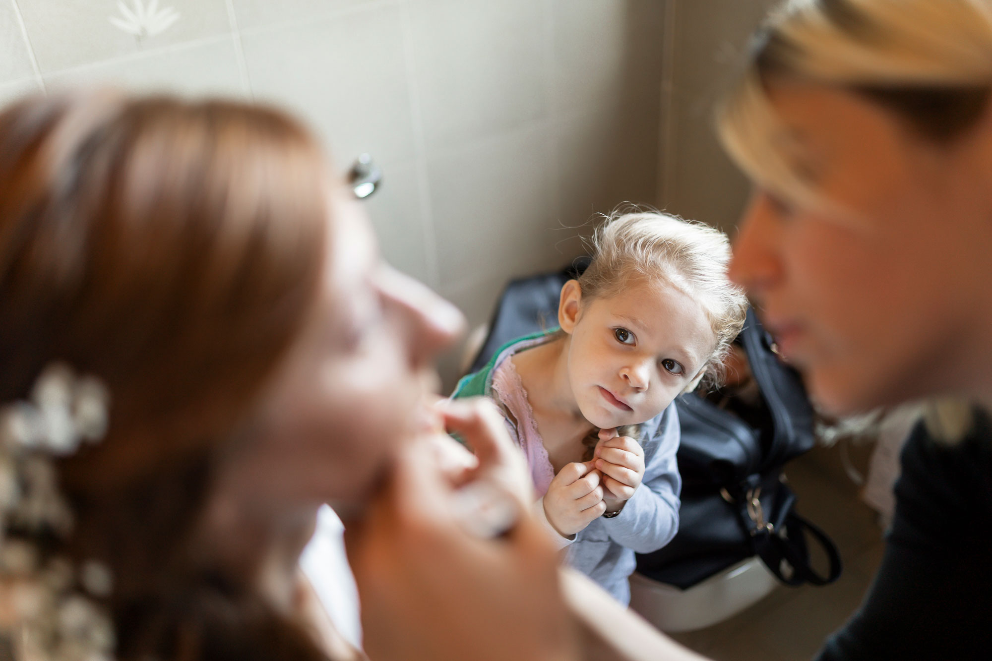 Fotografo-matrimonio-varese_00053 fotografo matrimonio varese: gli attimi unici durante la preparazione della sposa