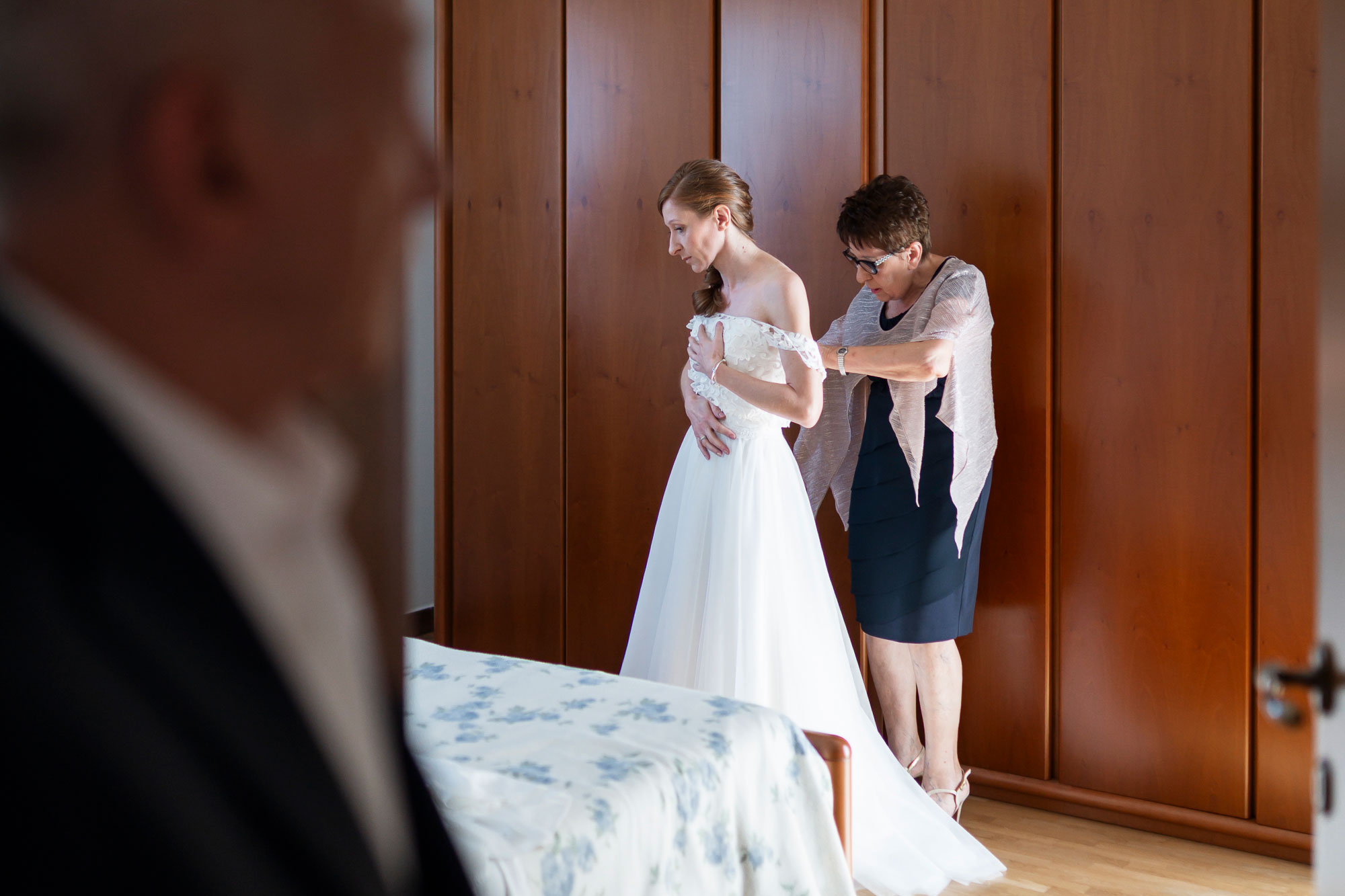 Fotografo-matrimonio-varese_00054 fotografo matrimonio varese: uno sguardo verso la figlia mentre indossa abito da sposa.