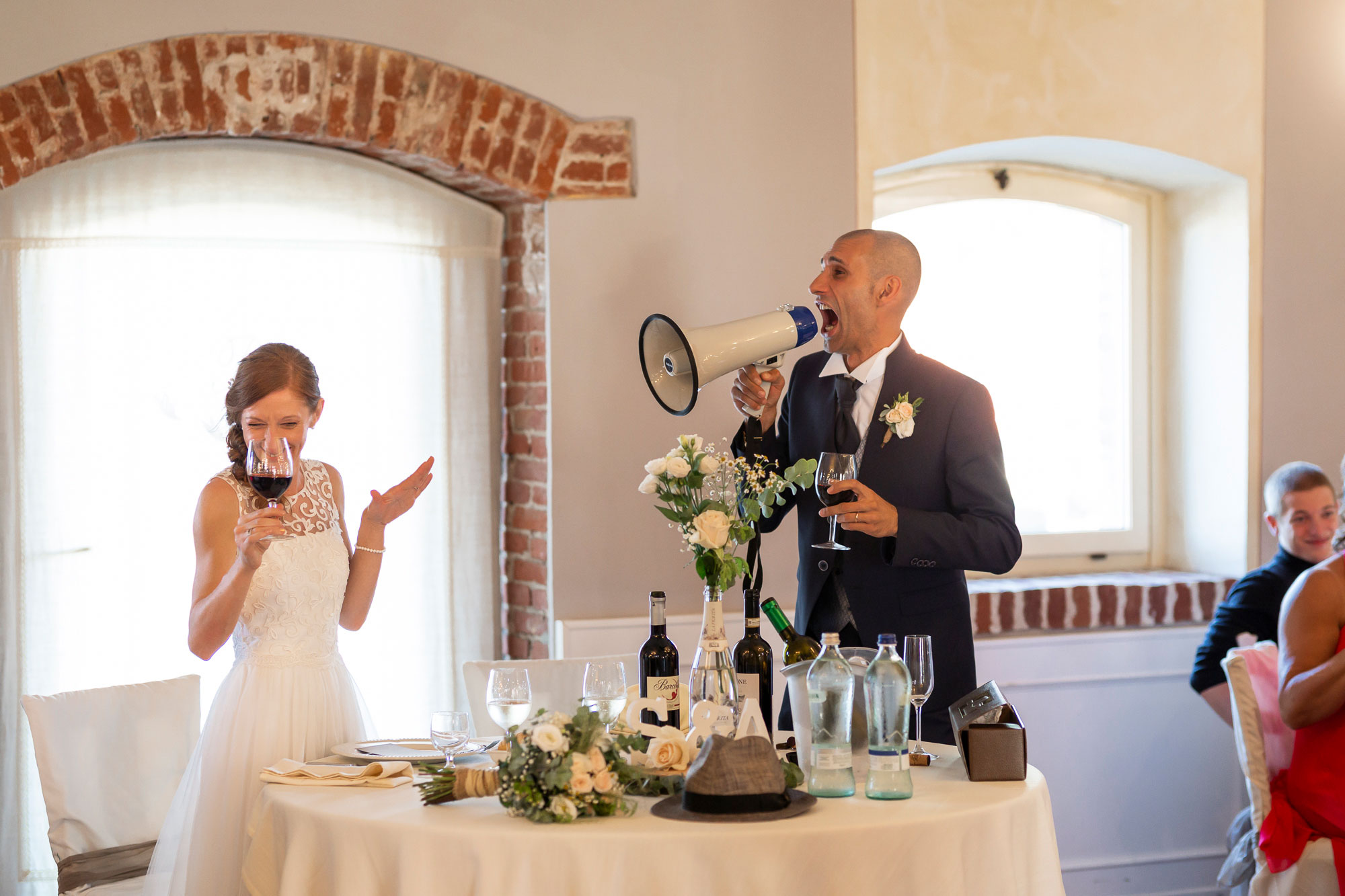 Fotografo-matrimonio-varese_00058 reportage matrimonio varese: il momento dell'arrivo degli sposi nella sala in location