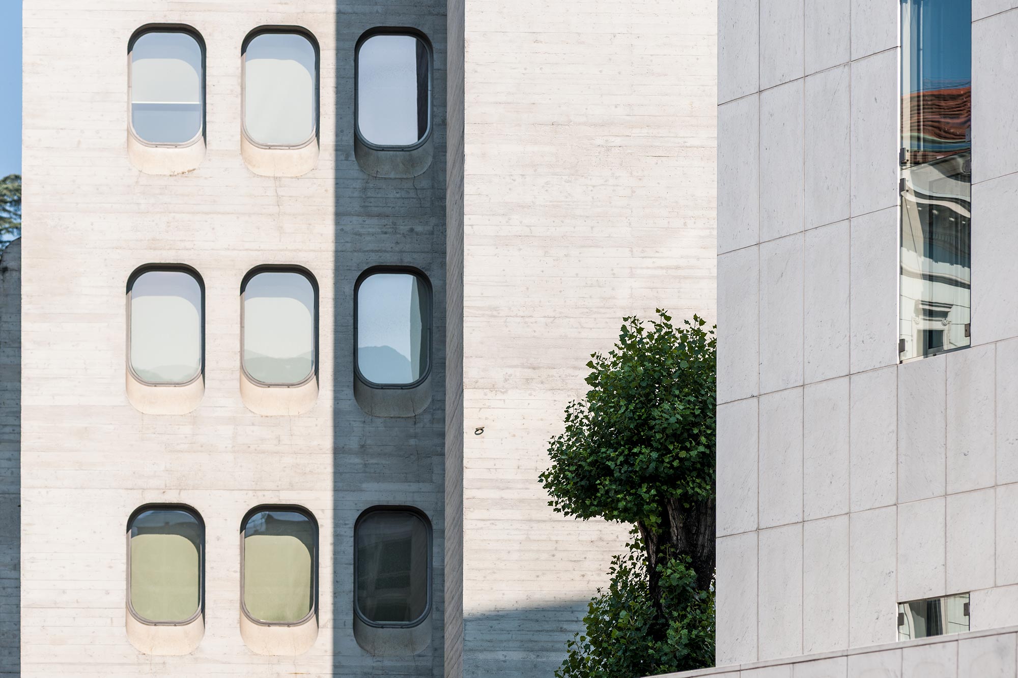 Modernità e natura, finestre e vetrate, pietra bianca e cemento. La fotografia di architettura a Lugano è anche questo