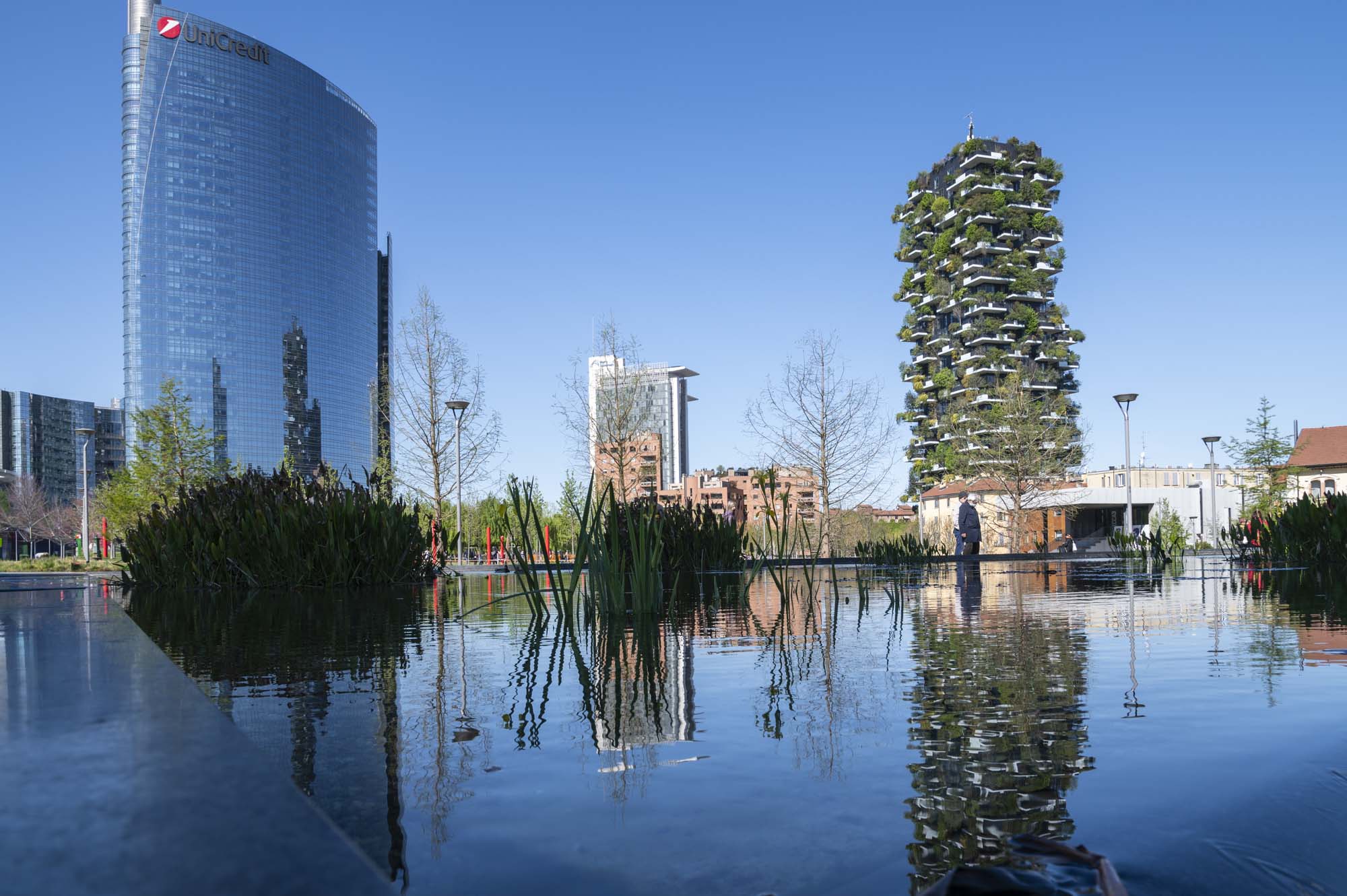 Fotografia di architettura a Milano con la modernità della torre Unicredit ed il bosco verticale
