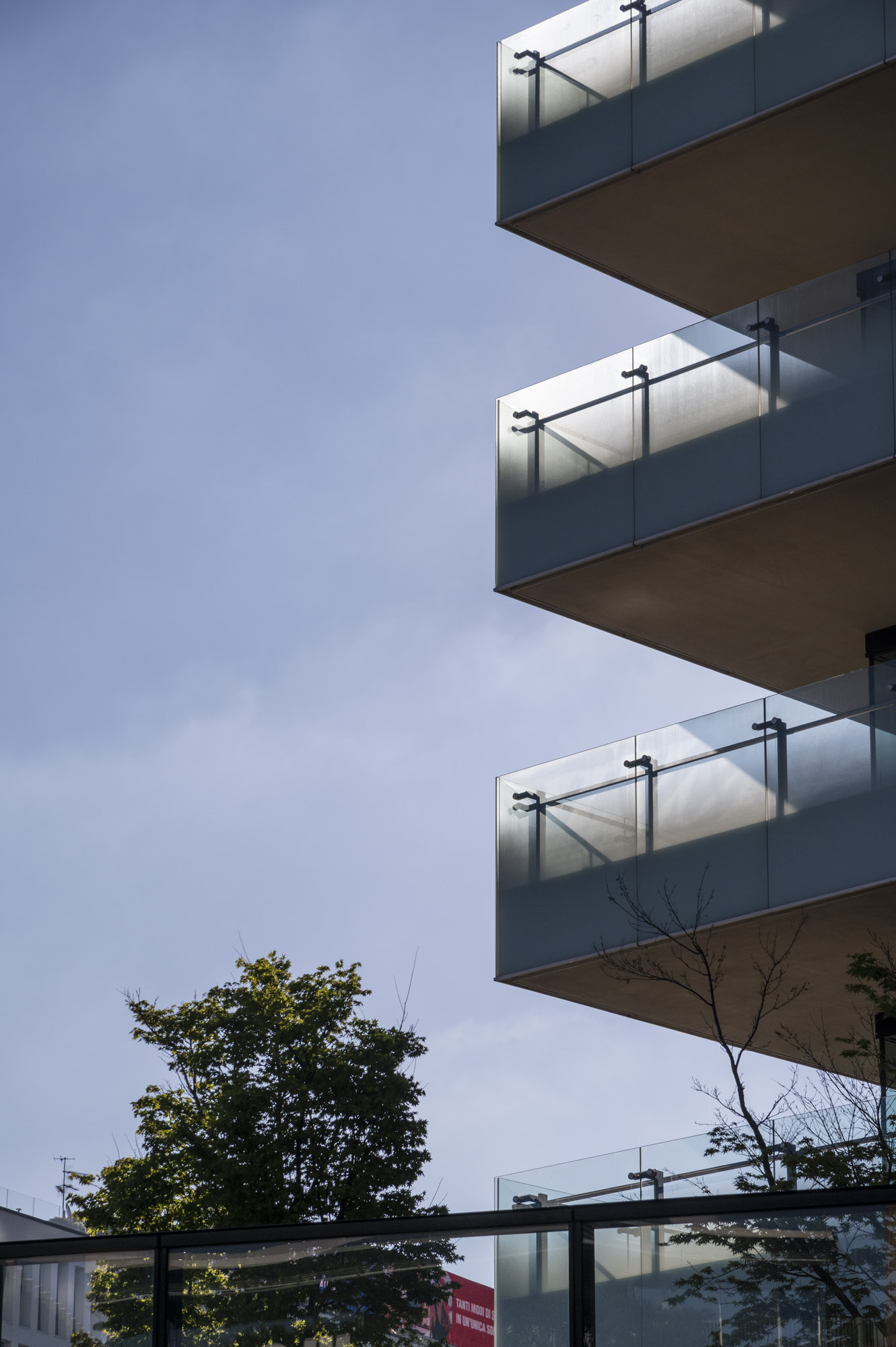 Fotografia di architettura Milano tra ombre e luci sulle vetrate dei balconi