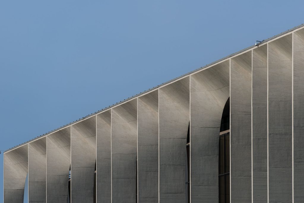 dettaglio diurno degli archi della facciata del palazzo Mondadori a Milano