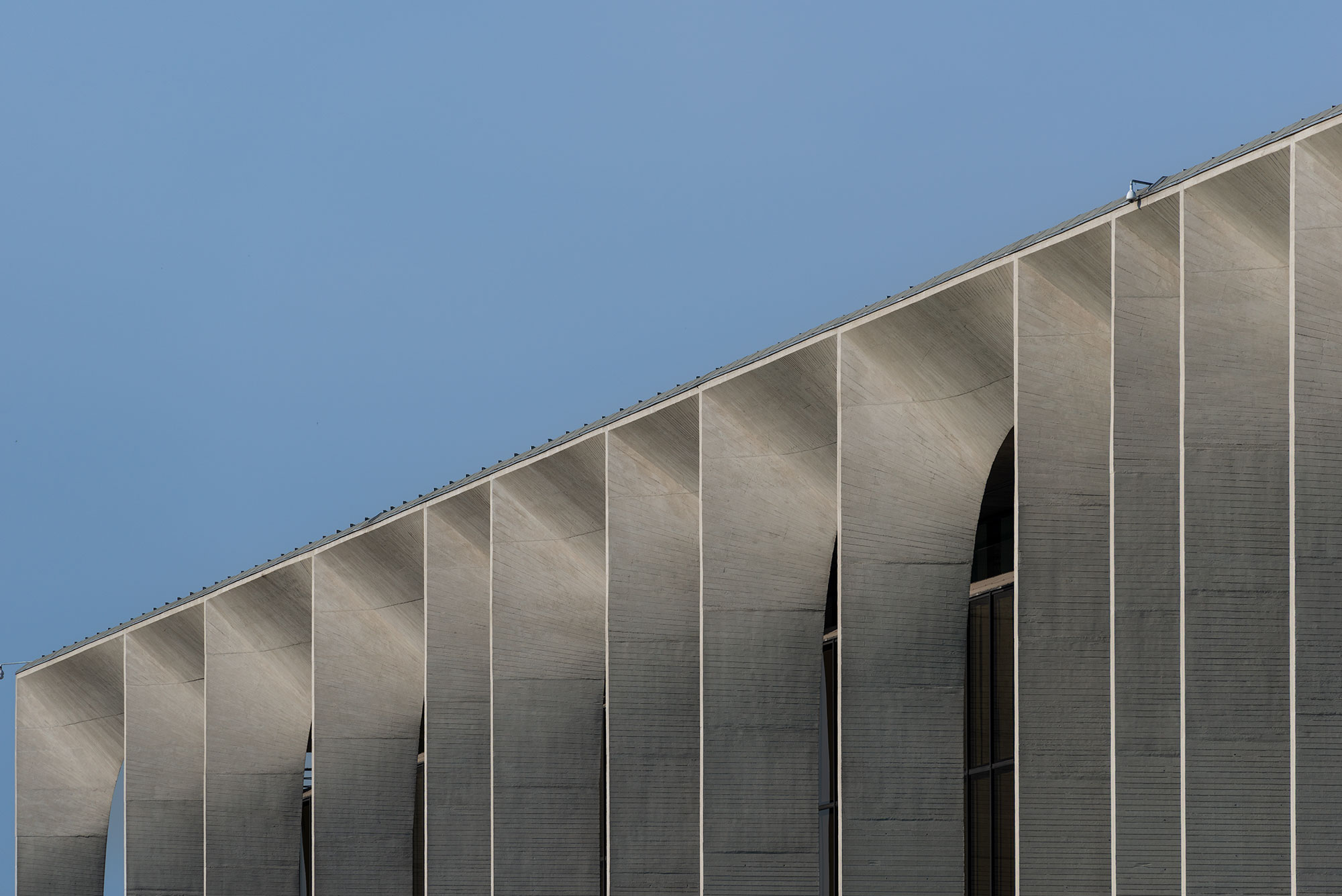 dettaglio diurno degli archi della facciata del palazzo Mondadori a Milano