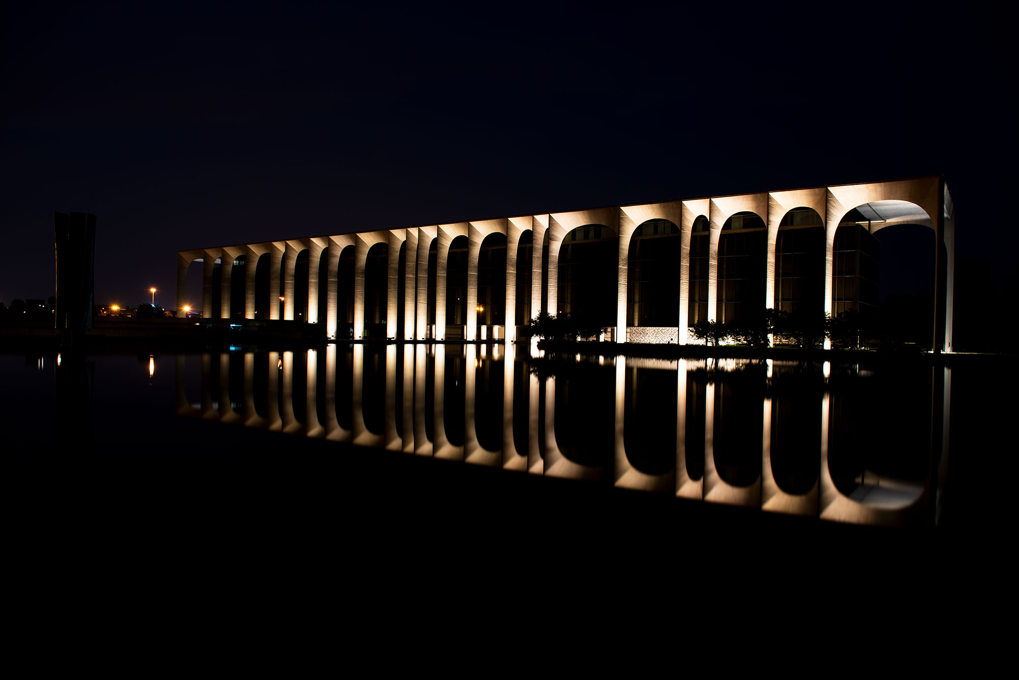 La facciata in architettura contemporanea del palazzo Mondadori a Milano. Simmetria notturna
