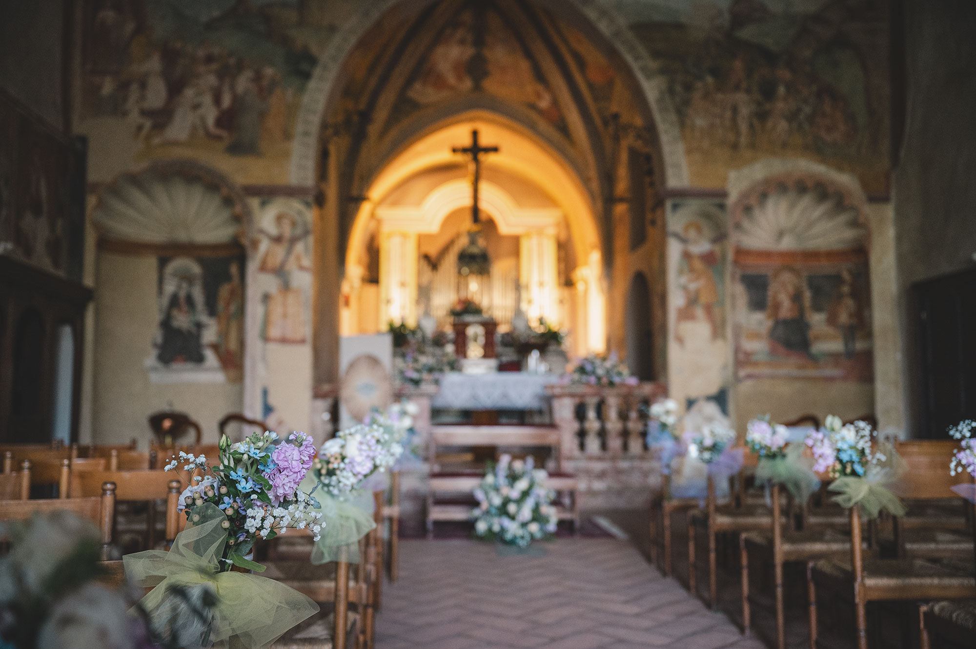 dettaglio dell'allestimento floreale in chiesa.