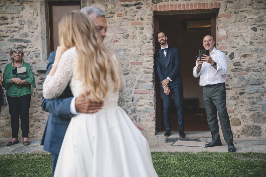lo sposo guarda con dolcezza il ballo della sposa con il suo papà