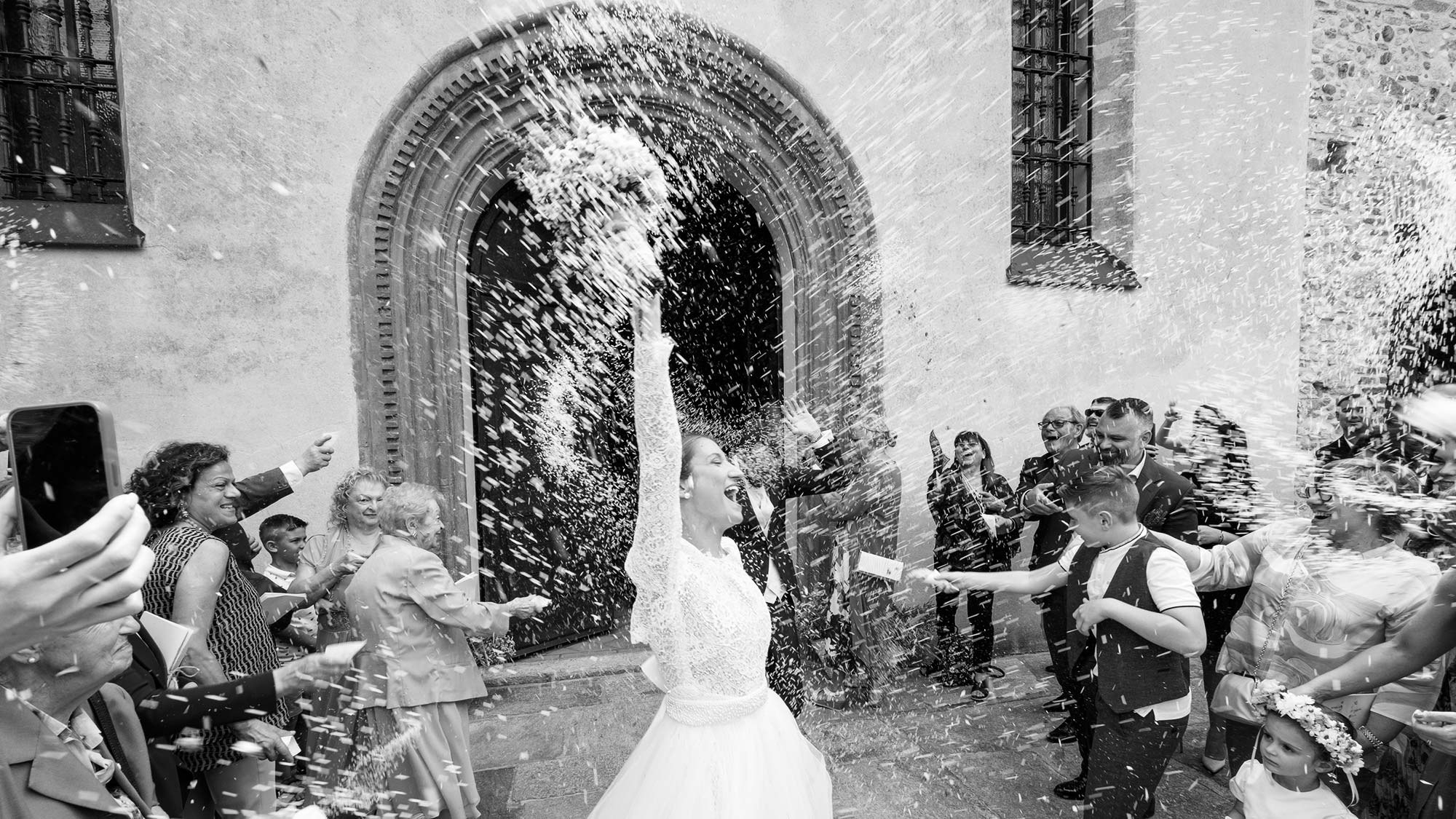 fotografo-matrimonio-varese-milano-paolo-spiandorello-reportage fotografo matrimonio reportage Varese Milano con sposi all'uscita dalla chiesa sommersi dal riso