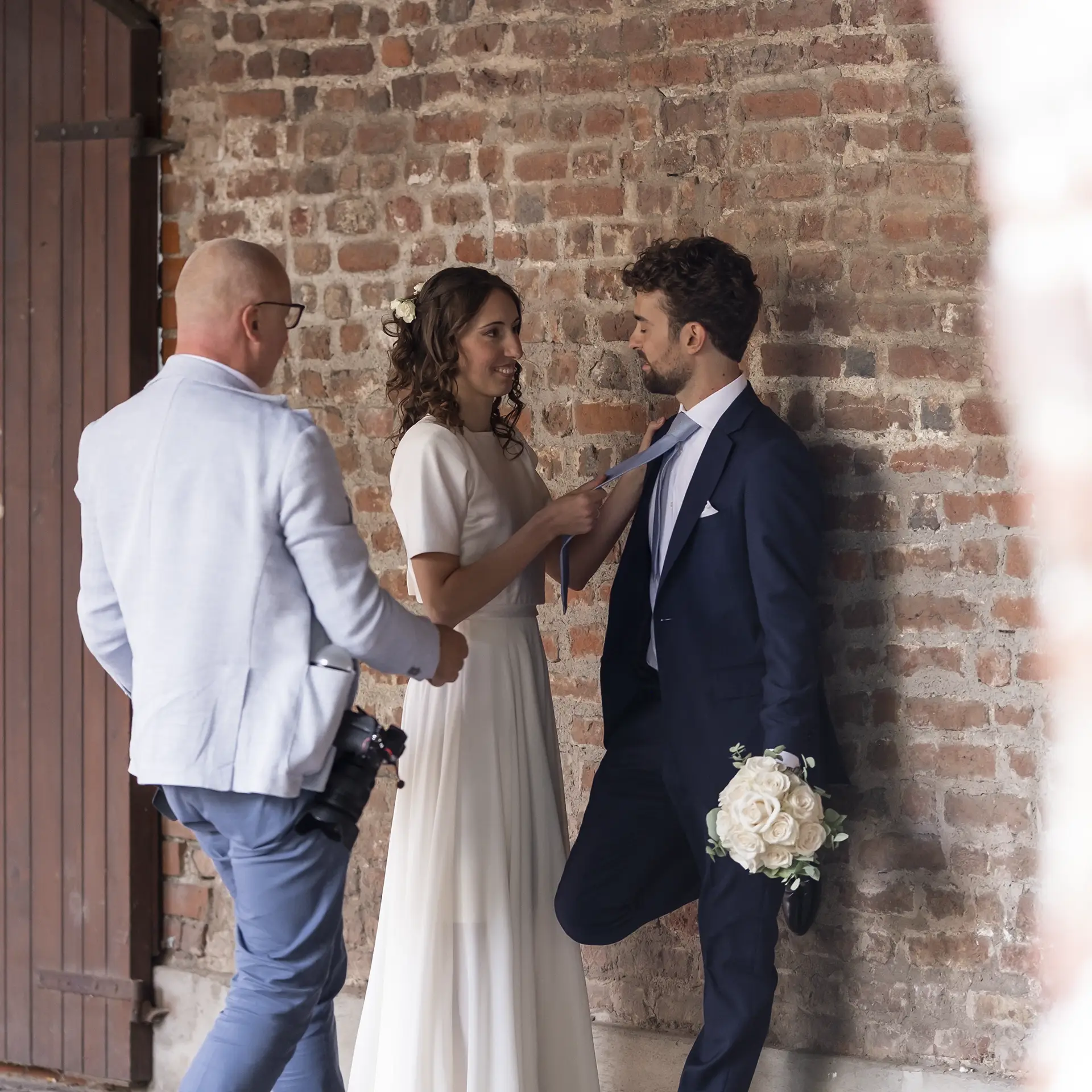Paolo-Spiandorello-fotografi-matrimonio aiuto gli sposi durante le foto di coppia